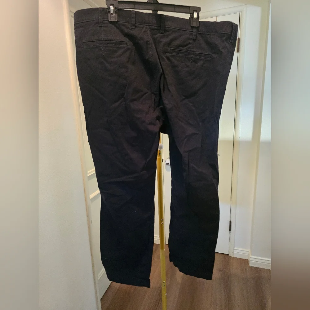 Amazon Essentials Mens Chino Pants - Black